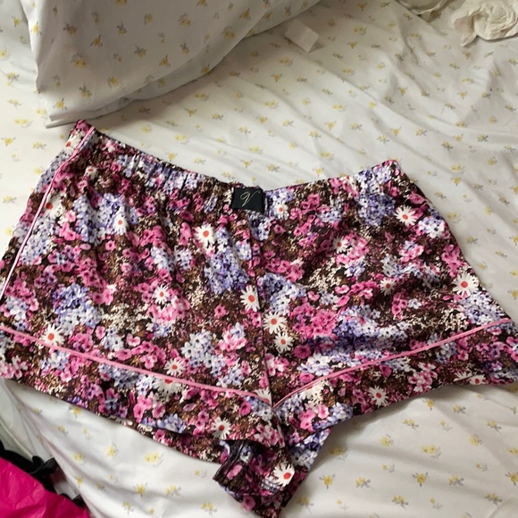 Victoria secret satin shorts - Picture 1 of 4
